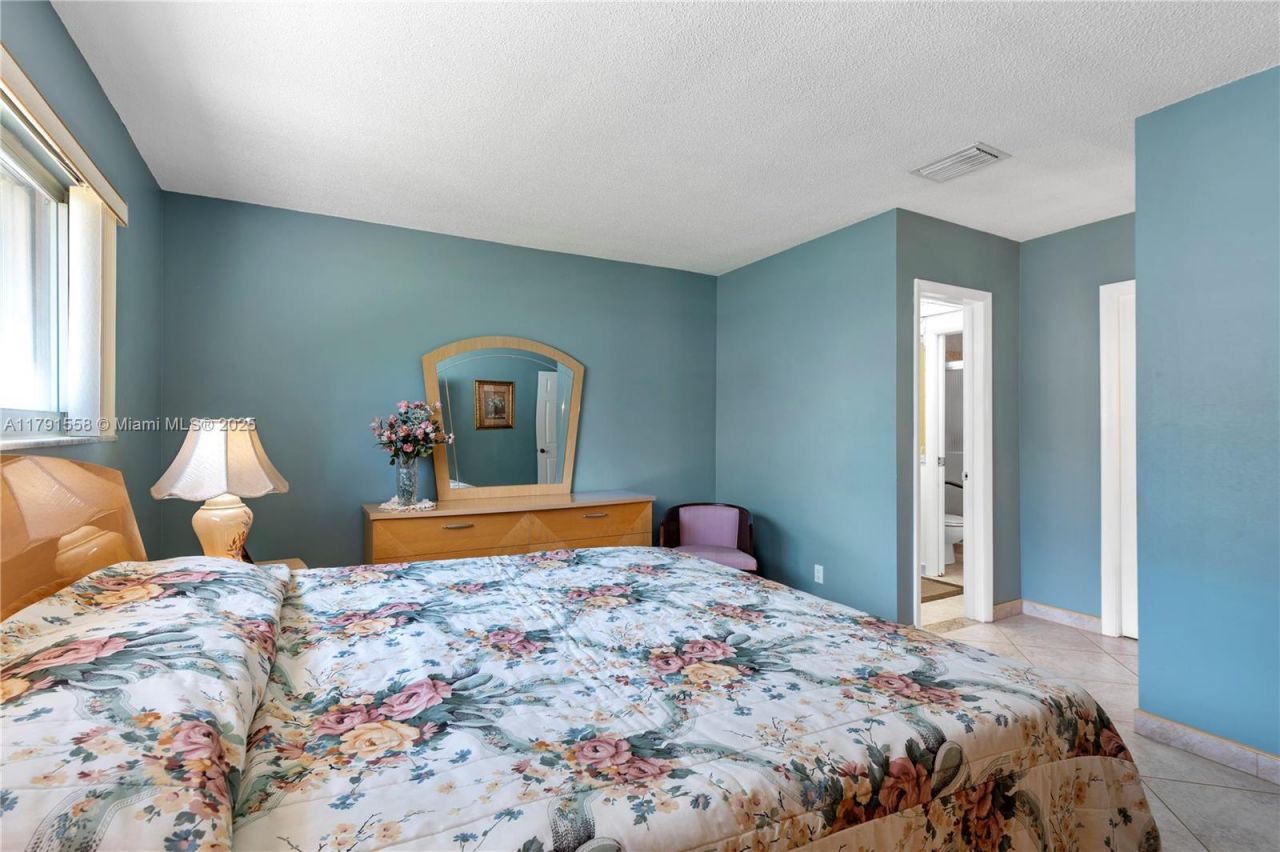 1124 NE 3rd St, Hallandale Beach, FL 33009 Photo