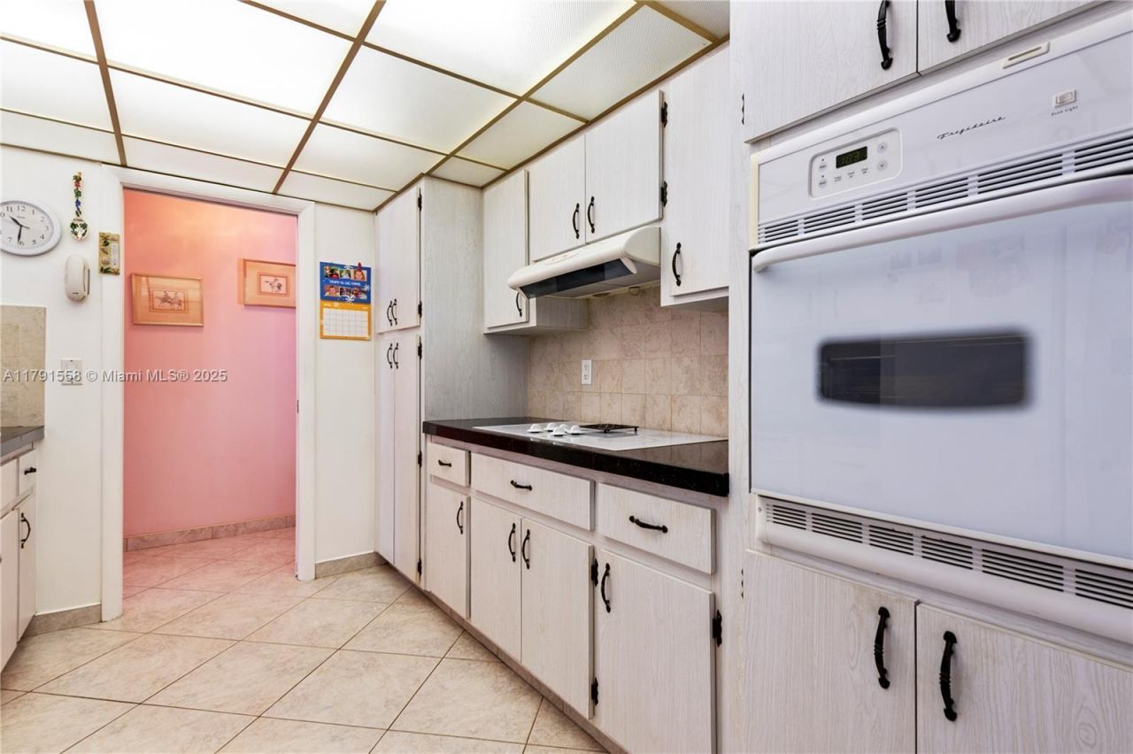 1124 NE 3rd St, Hallandale Beach, FL 33009 Photo