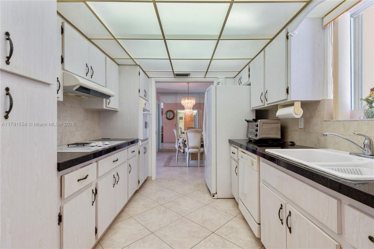 1124 NE 3rd St, Hallandale Beach, FL 33009 Photo