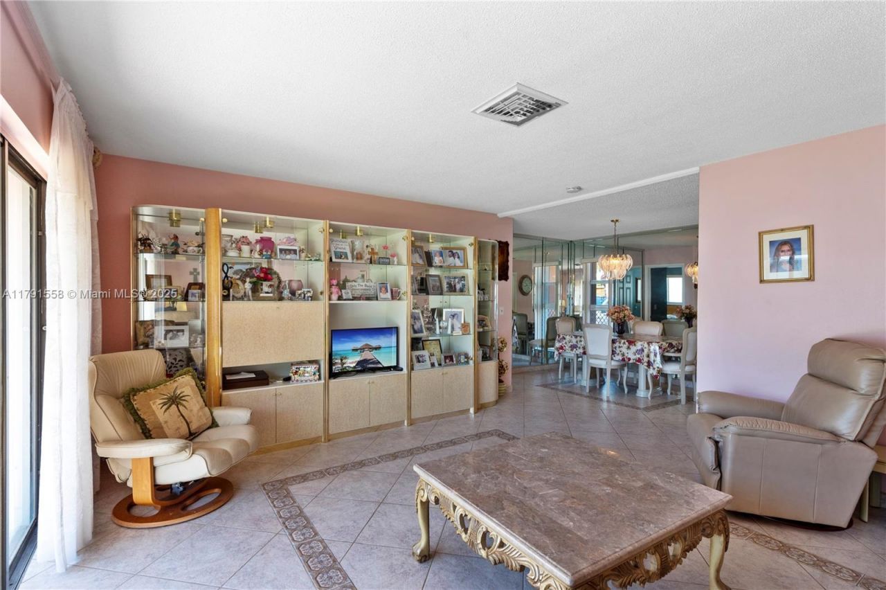 1124 NE 3rd St, Hallandale Beach, FL 33009 Photo