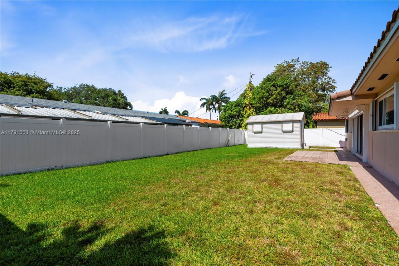 1124 NE 3rd St, Hallandale Beach, FL 33009 Photo