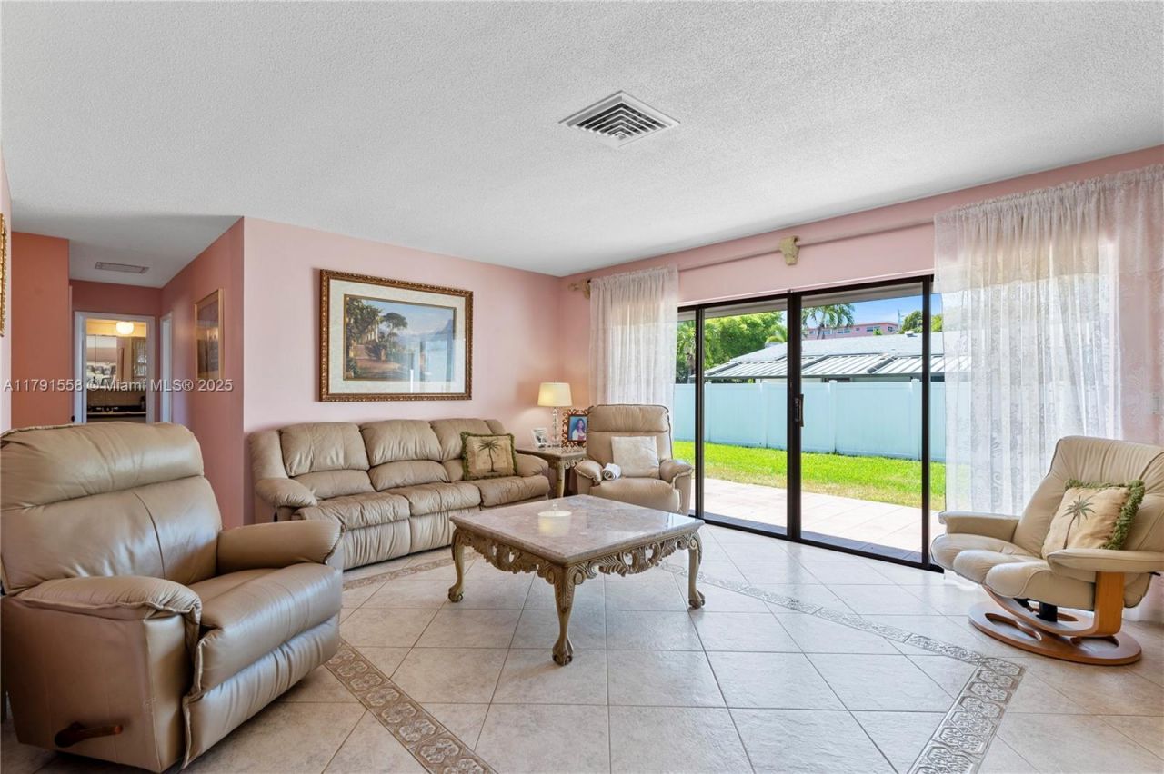 1124 NE 3rd St, Hallandale Beach, FL 33009 Photo