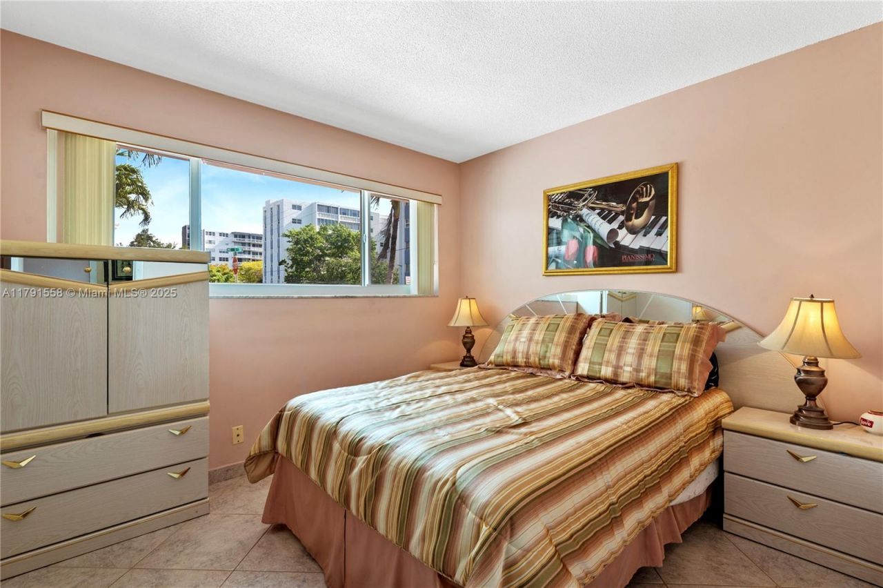 1124 NE 3rd St, Hallandale Beach, FL 33009 Photo