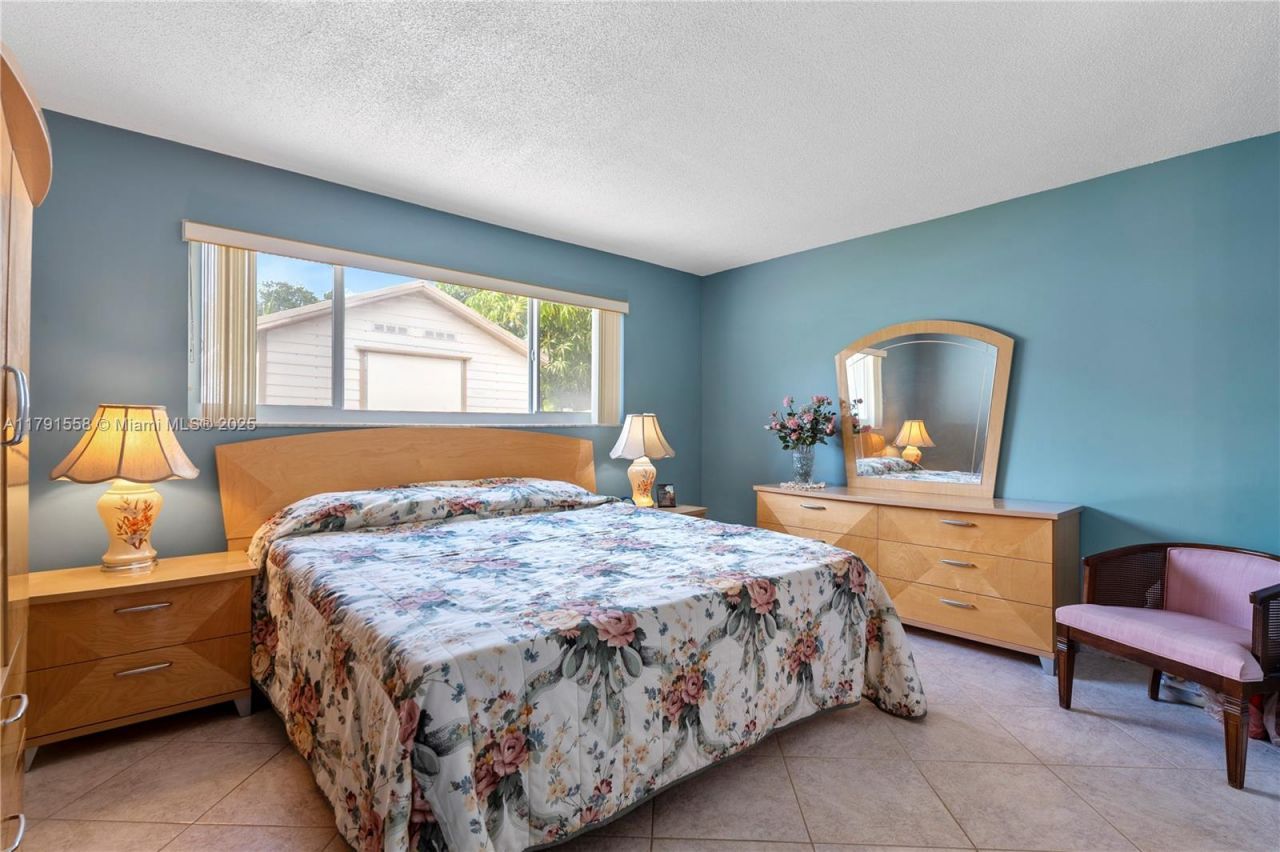 1124 NE 3rd St, Hallandale Beach, FL 33009 Photo