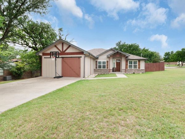 1202 S Willis ST, Lampasas, TX 76550