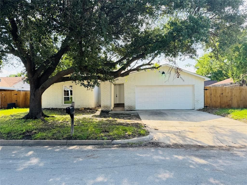 409 Bodart Lane, Fort Worth, TX 76108 Main Photo