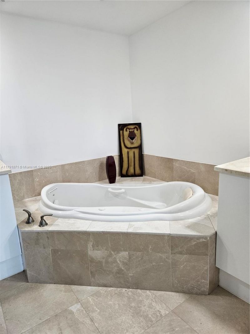 15051 Royal Oaks Ln, Unit 2202, North Miami, FL 33181 Photo