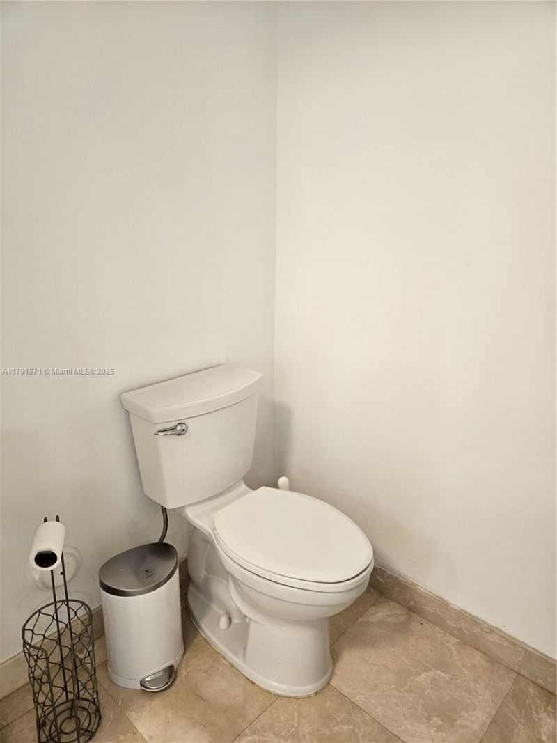 15051 Royal Oaks Ln, Unit 2202, North Miami, FL 33181 Photo