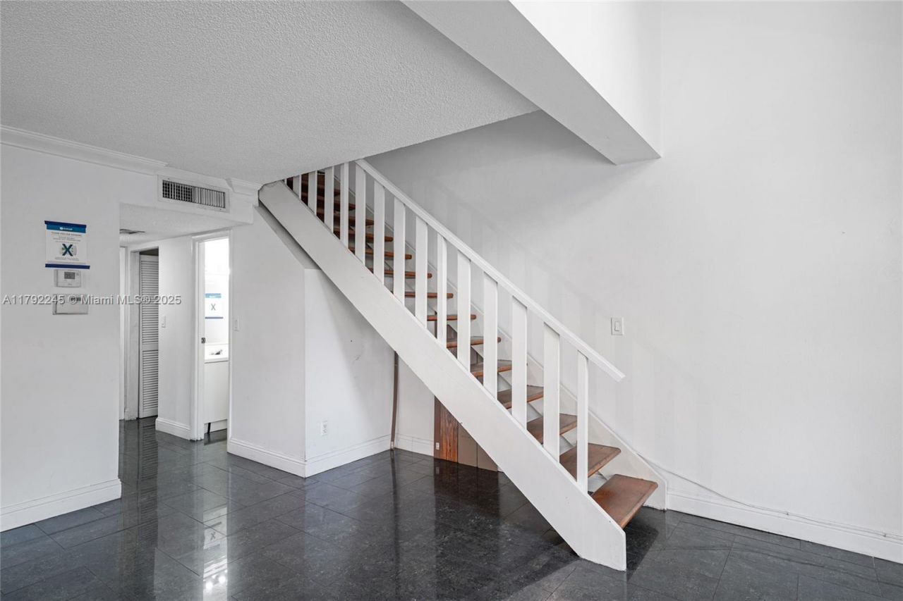 17911 NW 68th Ave, Unit P208, Hialeah, FL 33015 Photo