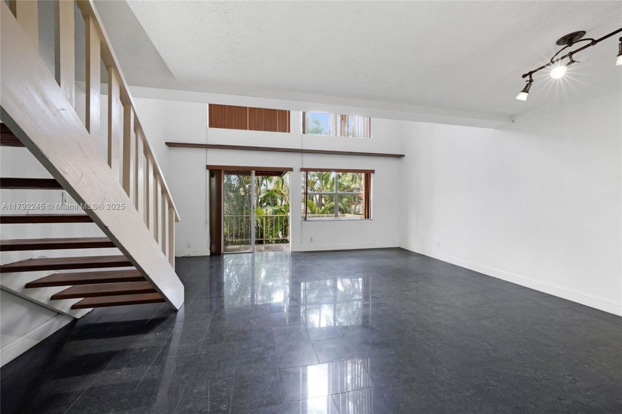 17911 NW 68th Ave, Unit P208, Hialeah, FL 33015 Photo