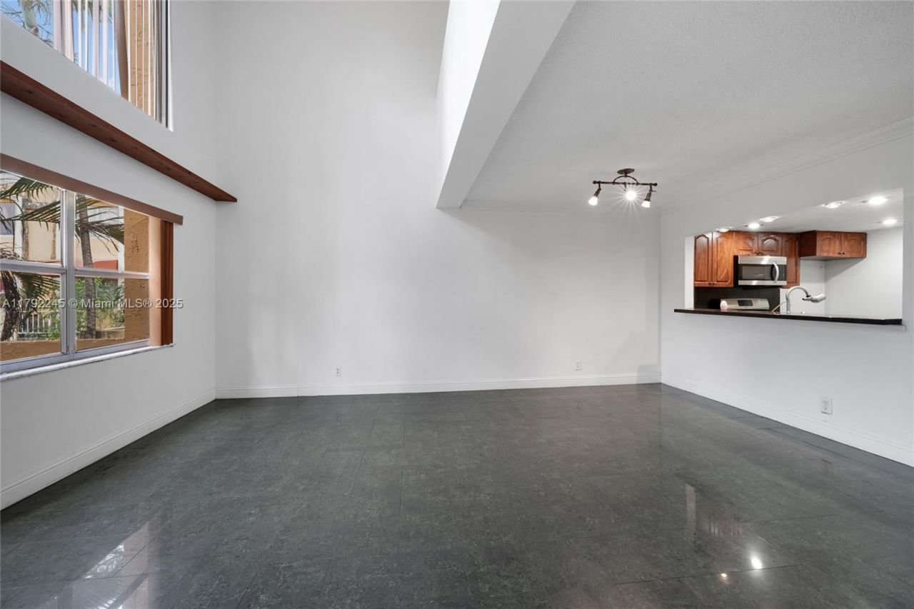 17911 NW 68th Ave, Unit P208, Hialeah, FL 33015 Photo