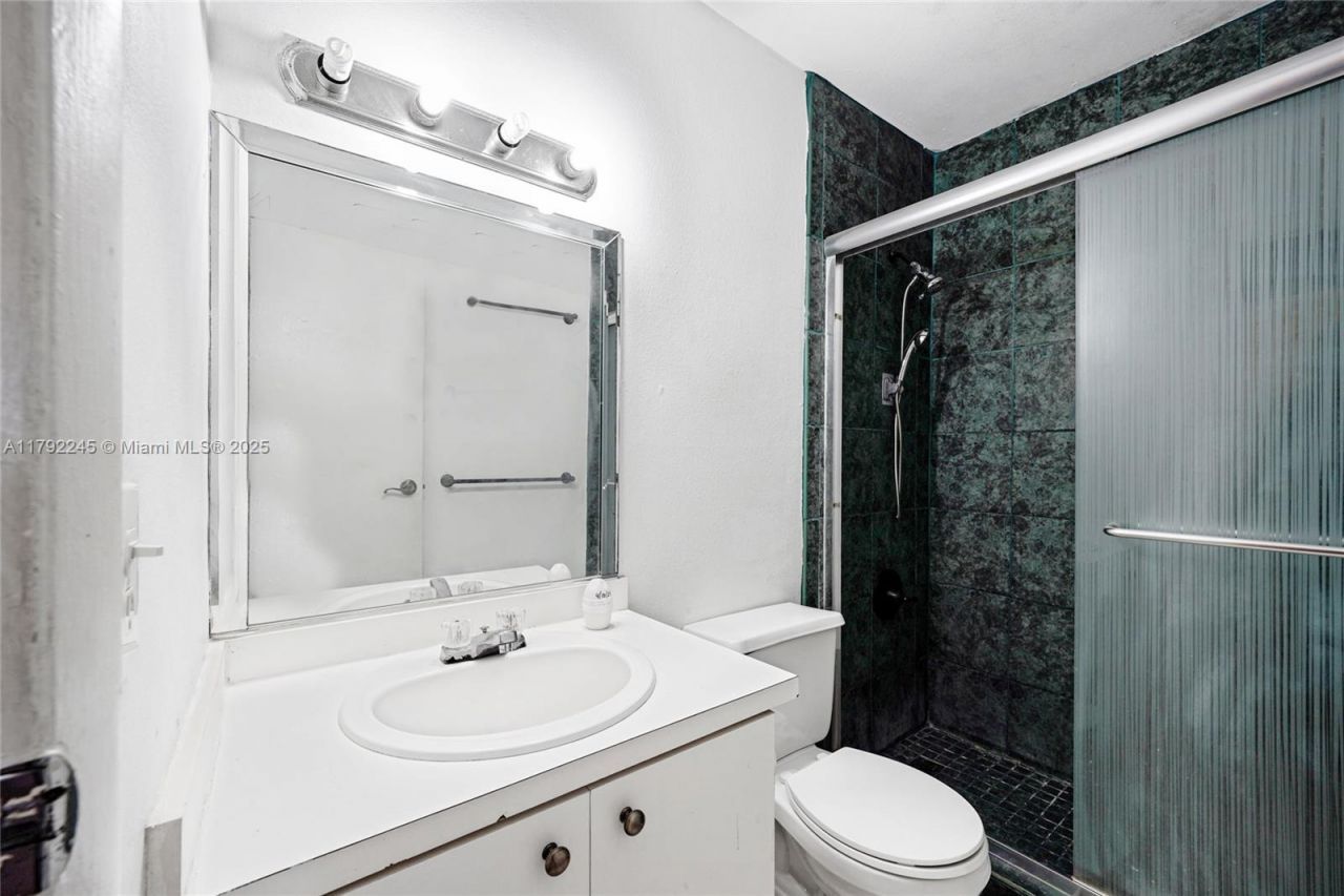 17911 NW 68th Ave, Unit P208, Hialeah, FL 33015 Photo
