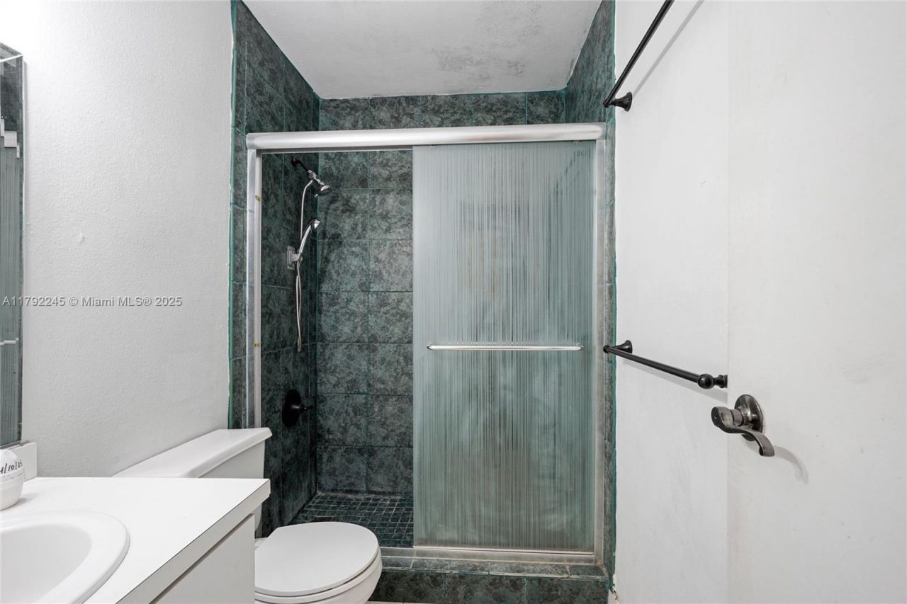 17911 NW 68th Ave, Unit P208, Hialeah, FL 33015 Photo