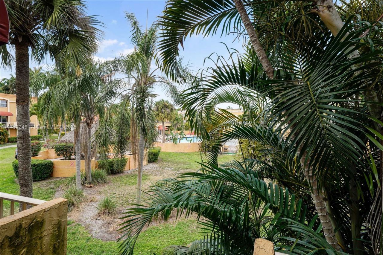 17911 NW 68th Ave, Unit P208, Hialeah, FL 33015 Photo