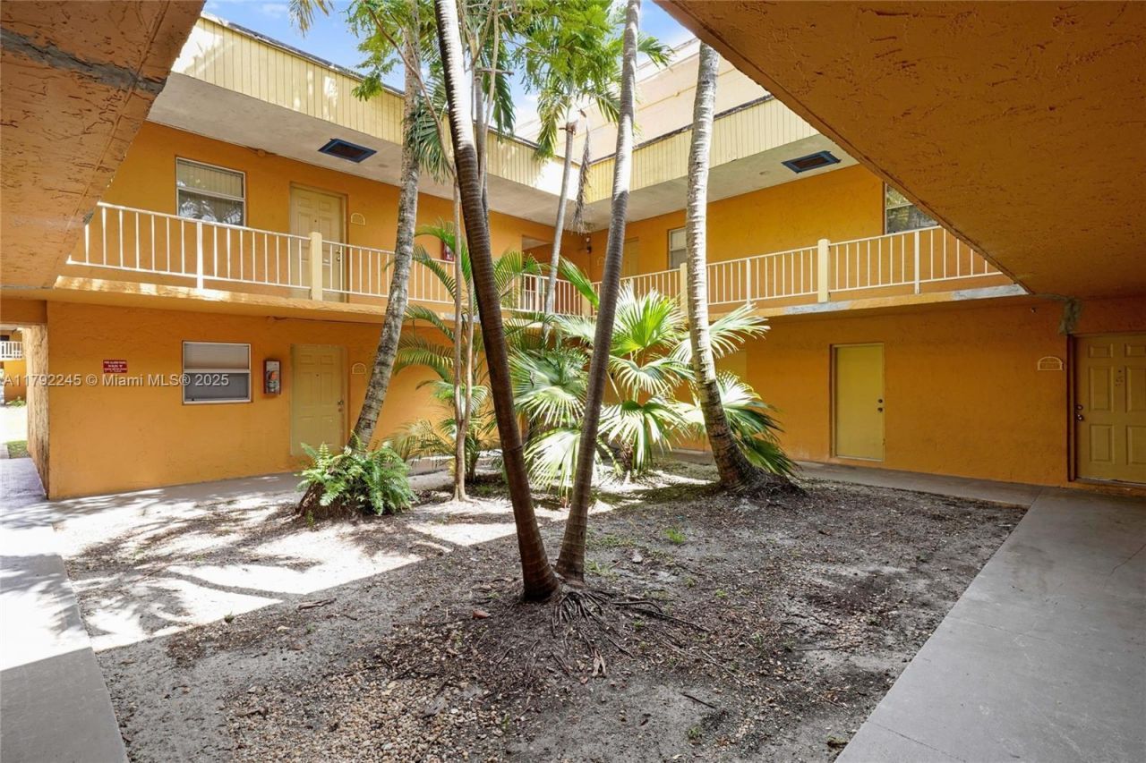 17911 NW 68th Ave, Unit P208, Hialeah, FL 33015 Photo