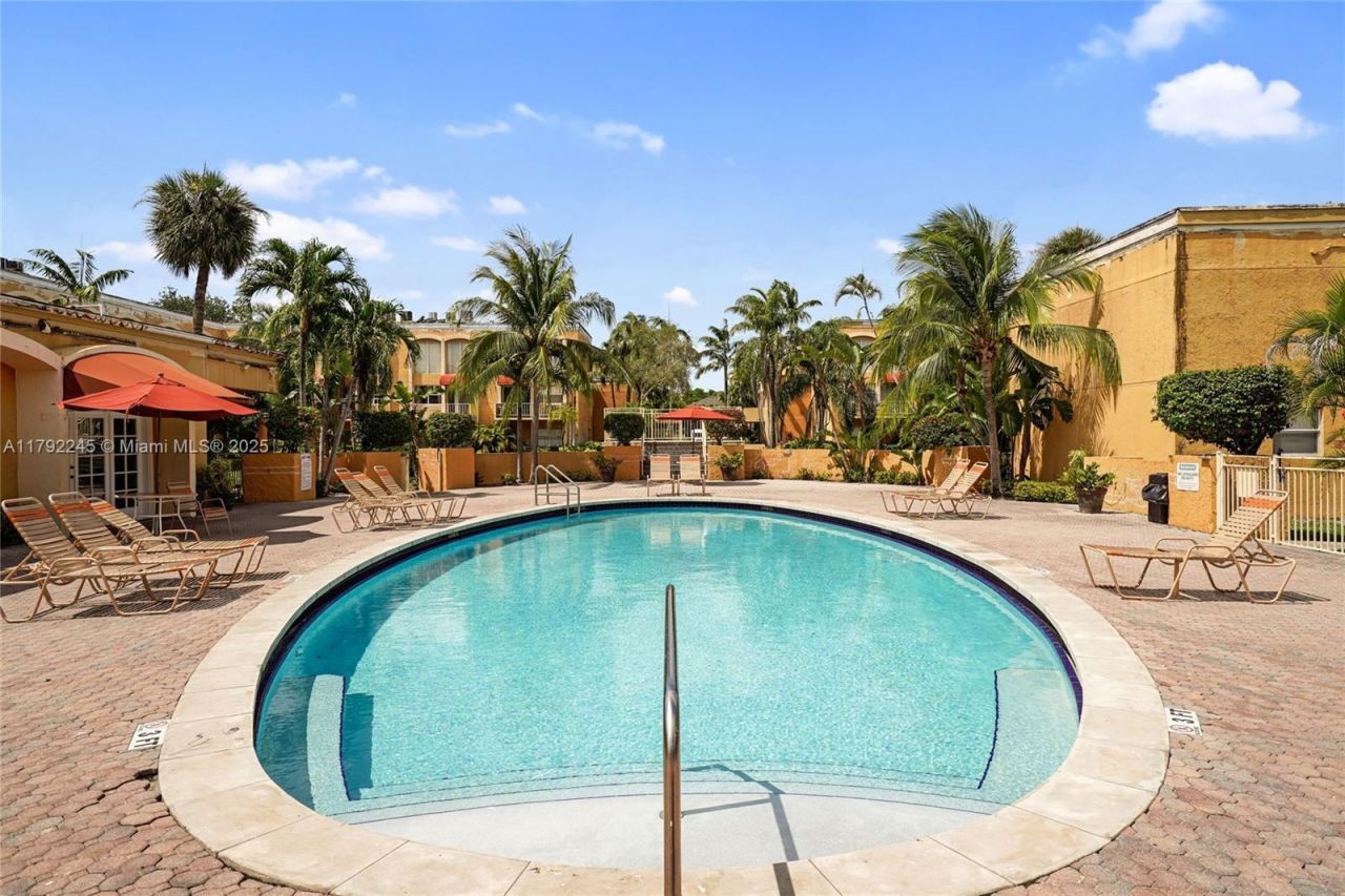 17911 NW 68th Ave, Unit P208, Hialeah, FL 33015 Photo