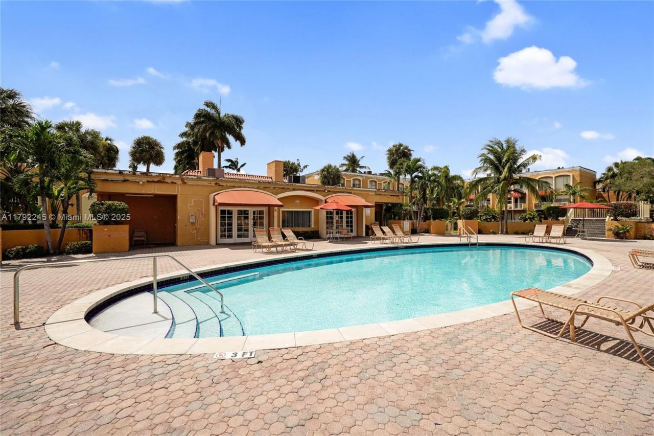 17911 NW 68th Ave, Unit P208, Hialeah, FL 33015 Photo