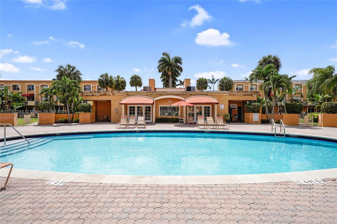 17911 NW 68th Ave, Unit P208, Hialeah, FL 33015 Photo