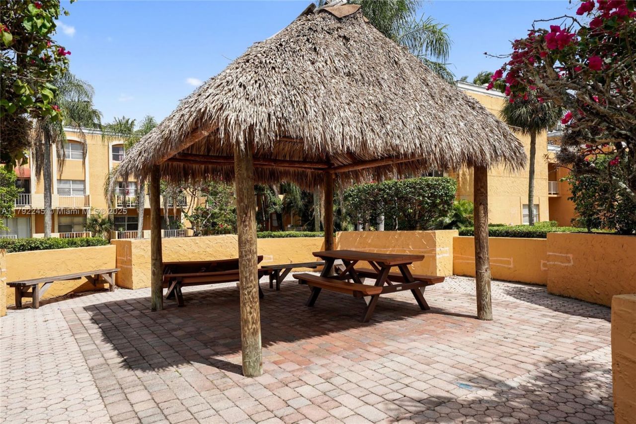 17911 NW 68th Ave, Unit P208, Hialeah, FL 33015 Photo
