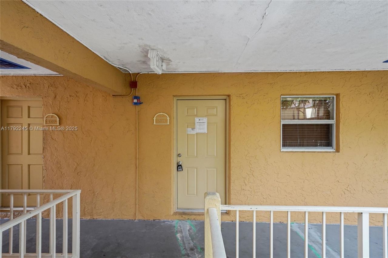 17911 NW 68th Ave, Unit P208, Hialeah, FL 33015 Photo