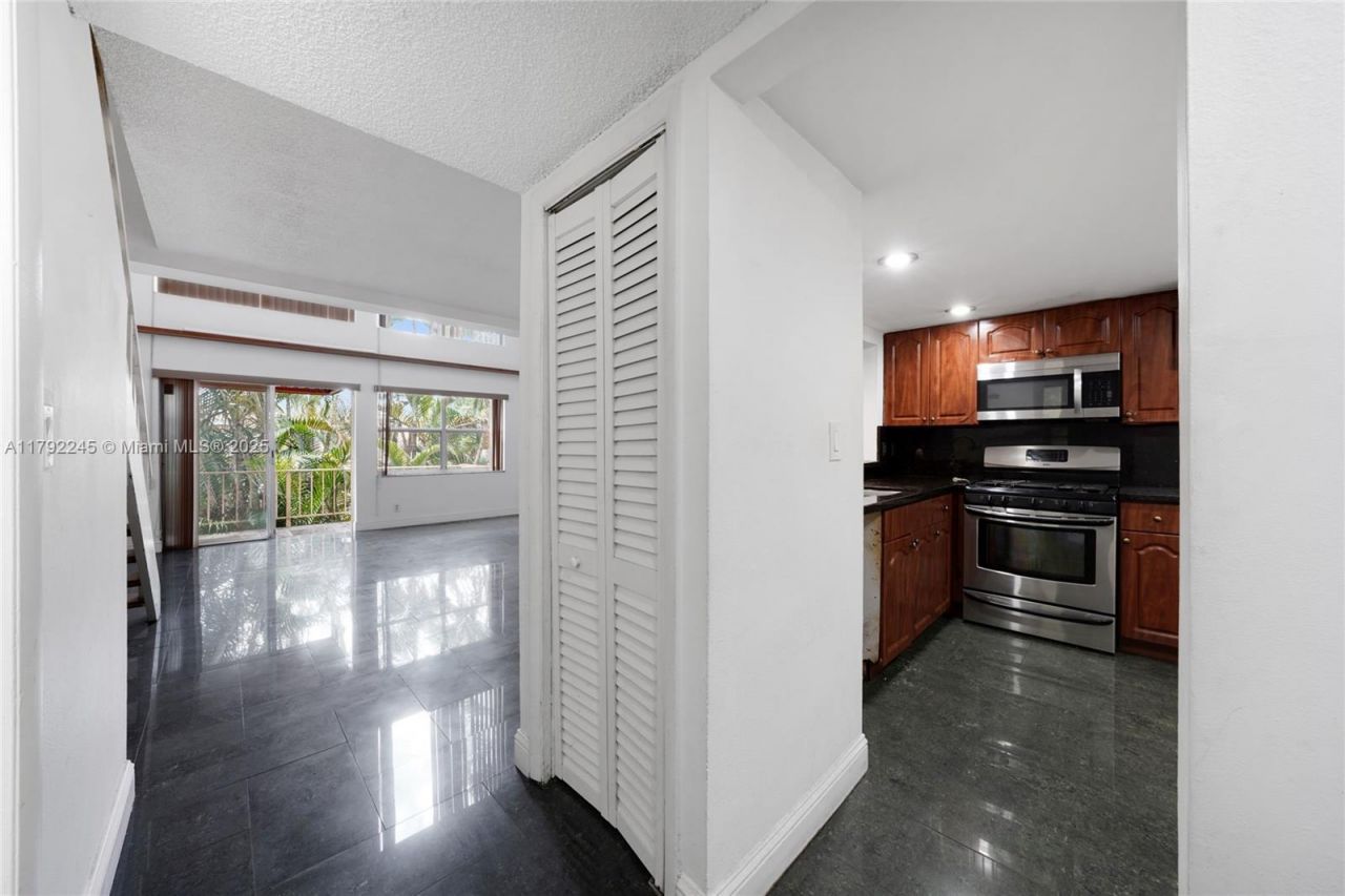17911 NW 68th Ave, Unit P208, Hialeah, FL 33015 Photo