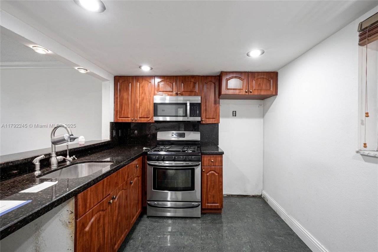 17911 NW 68th Ave, Unit P208, Hialeah, FL 33015 Photo