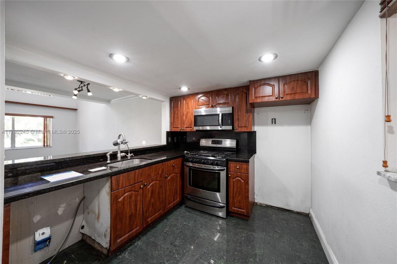17911 NW 68th Ave, Unit P208, Hialeah, FL 33015 Photo