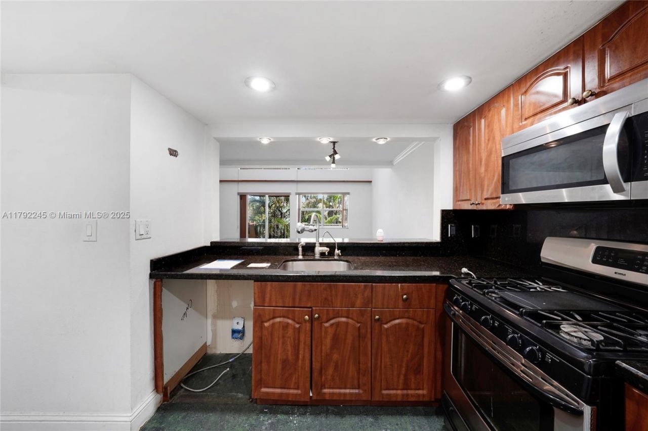 17911 NW 68th Ave, Unit P208, Hialeah, FL 33015 Photo