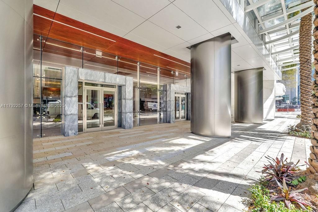 1 SE 3rd Ave, Miami, FL 33131 Photo