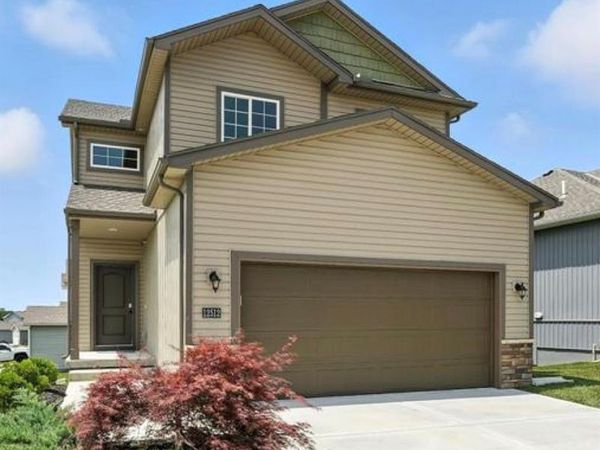 12512 S Parkwood Lane, Lee's Summit, MO 64086