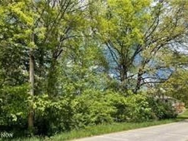 Hughes Street, Niles, OH 44446