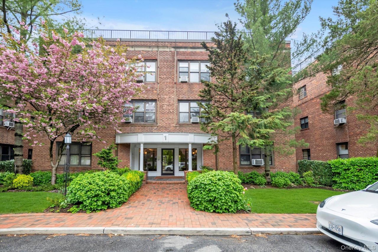 1 Town House Place, Unit Apt 2E, Great Neck, NY 11021 Main Photo