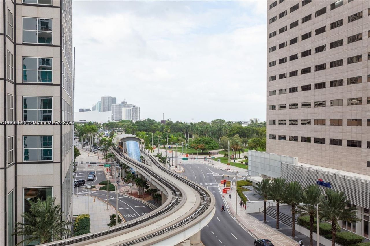 300 S Biscayne Blvd, Unit L-432, Miami, FL 33131 Photo