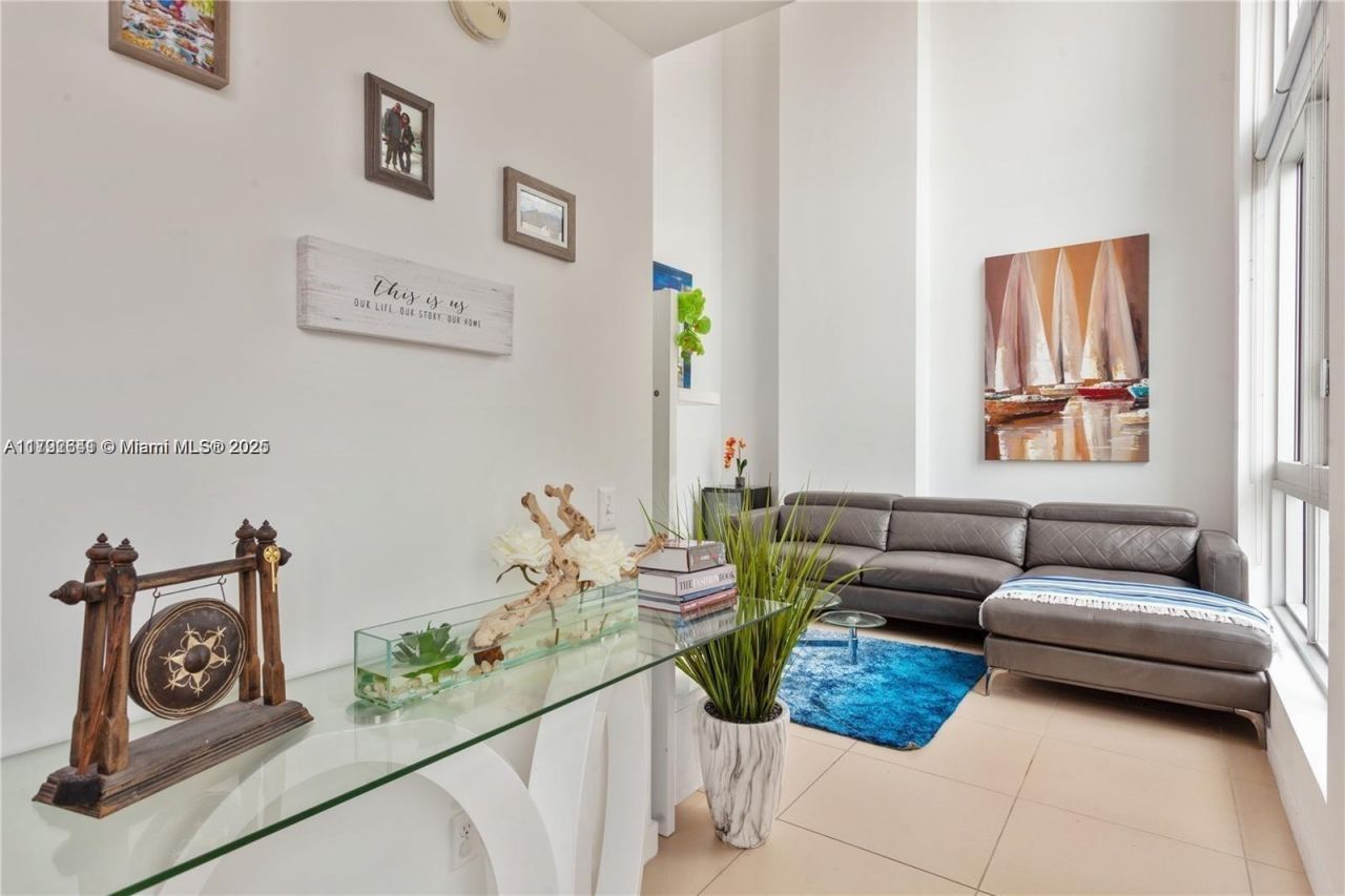 300 S Biscayne Blvd, Unit L-432, Miami, FL 33131 Photo