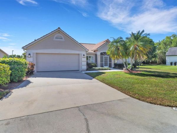 172 Plantation Cir, Unit 172, Naples, FL 34104