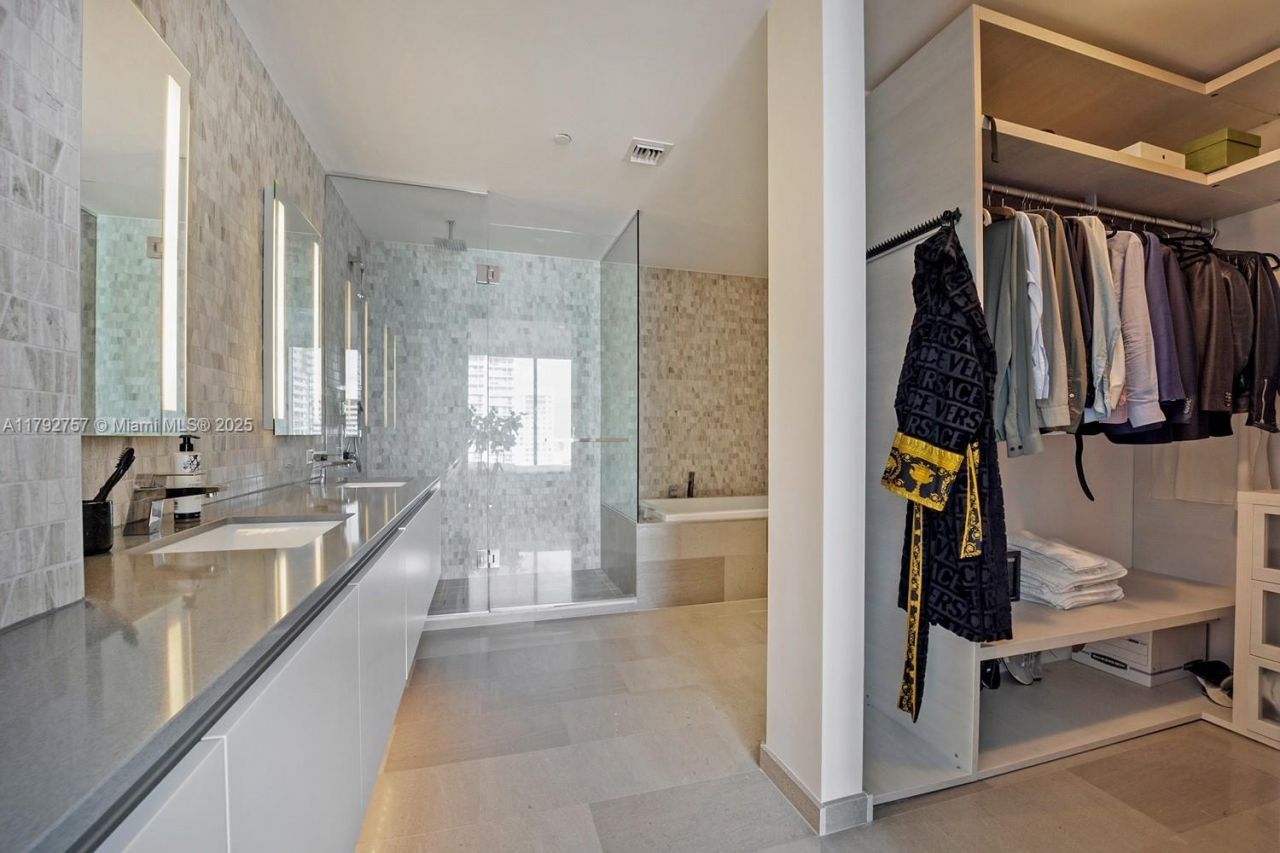 68 SE 6th St, Unit 1204, Miami, FL 33131 Photo