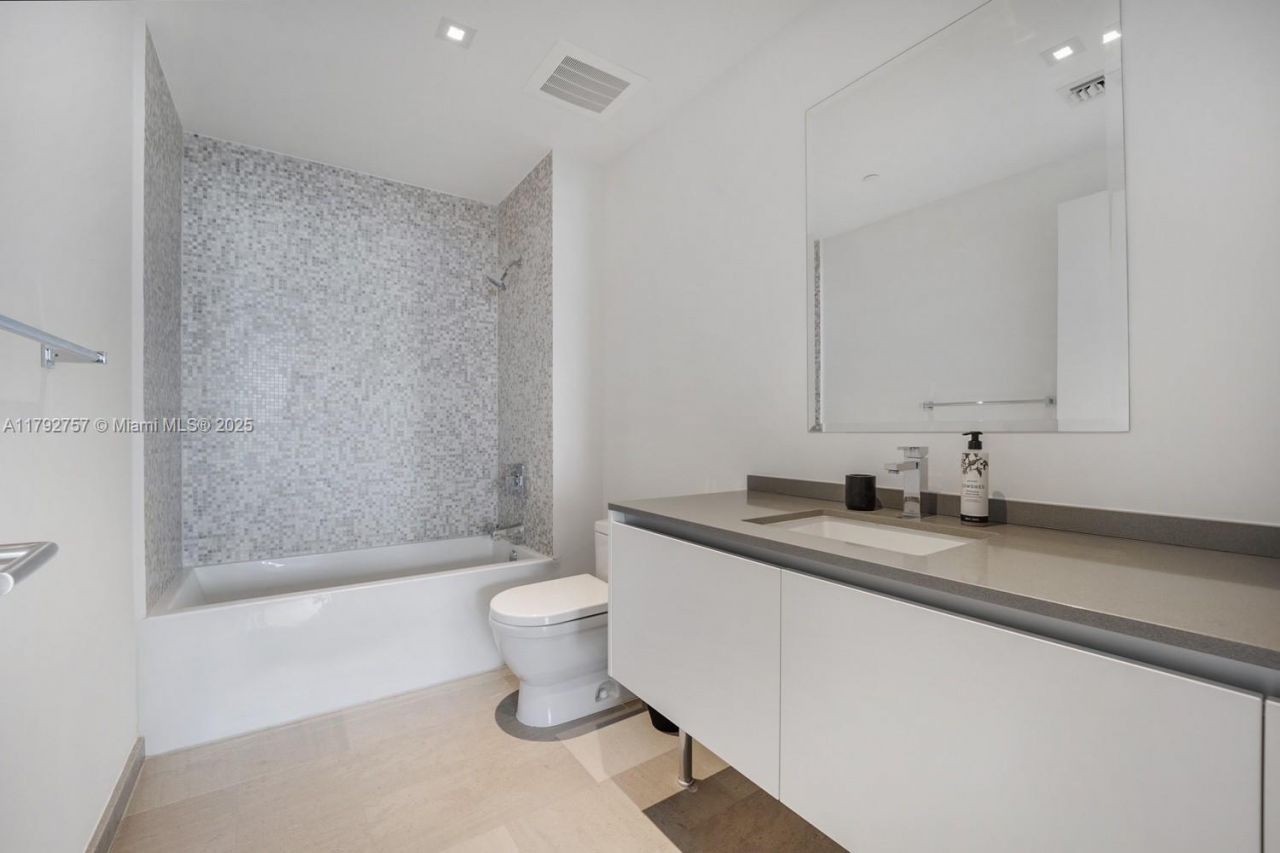 68 SE 6th St, Unit 1204, Miami, FL 33131 Photo