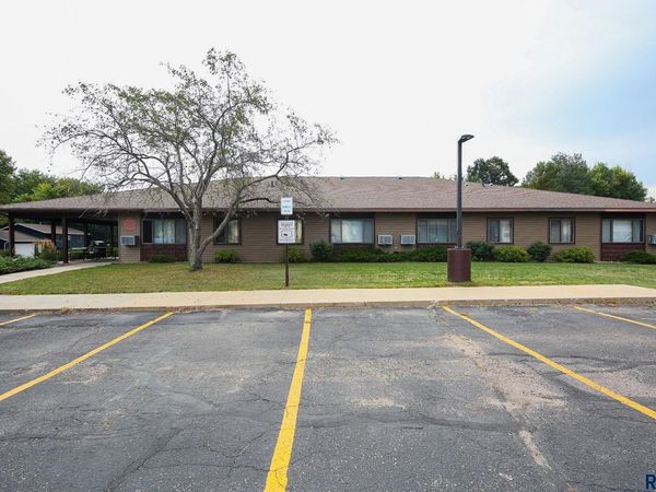 1411 E Rushmore Dr, Brandon, SD 57005