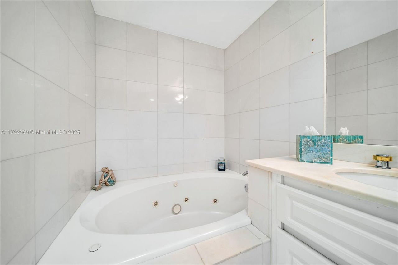 6301 Collins Ave, Unit 1708, Miami Beach, FL 33141 Photo