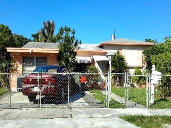 734 NW 1st St, Hallandale Beach, FL 33009