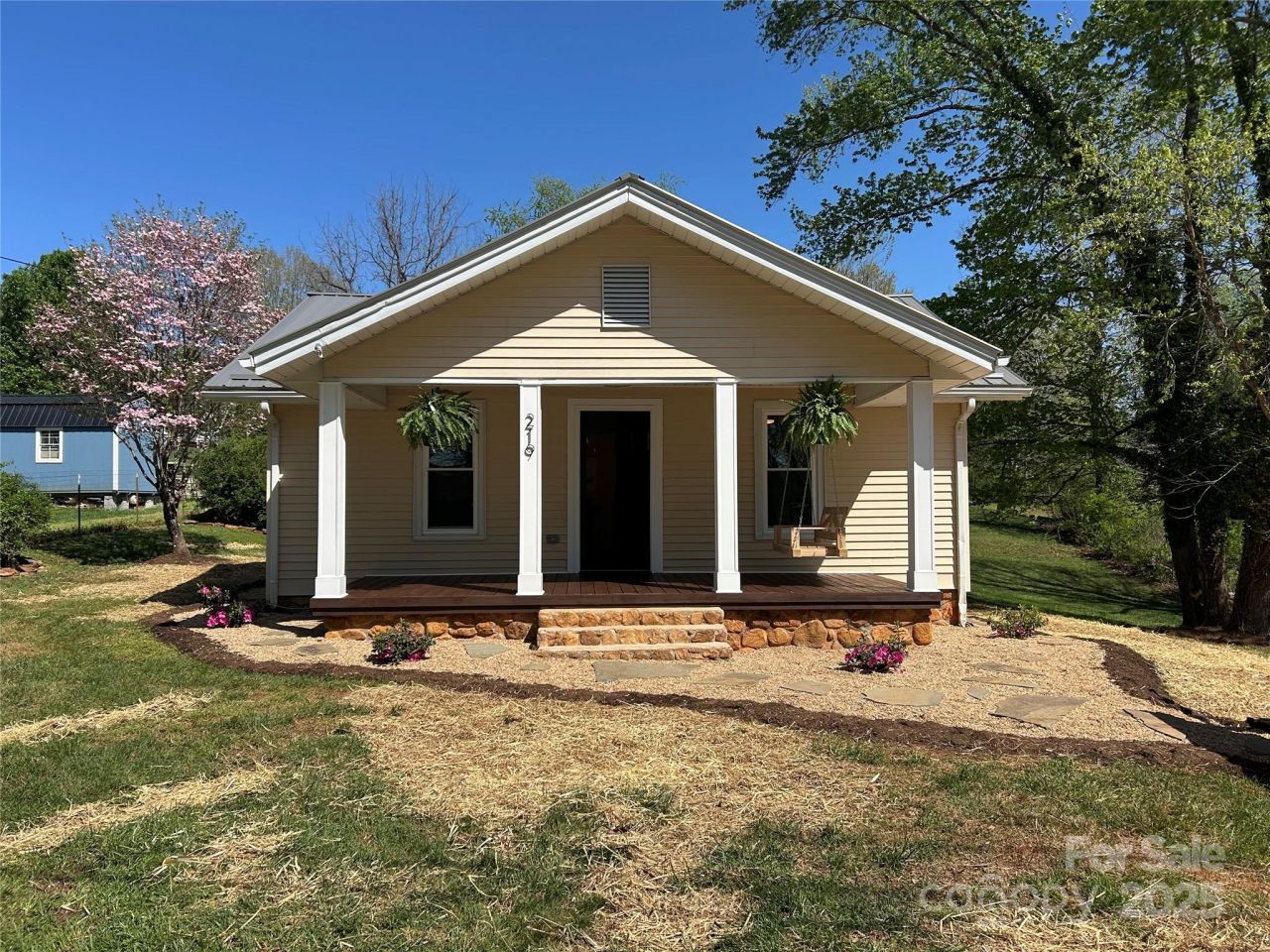 219 W Highland Avenue, Elkin, NC 28621 Main Photo