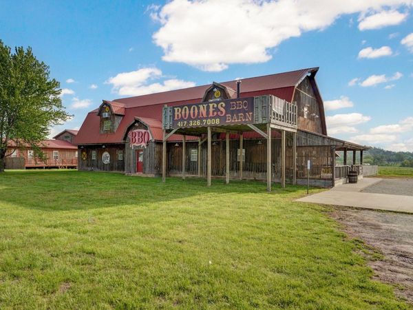 5260 S Scenic Avenue, Bolivar, MO 65613