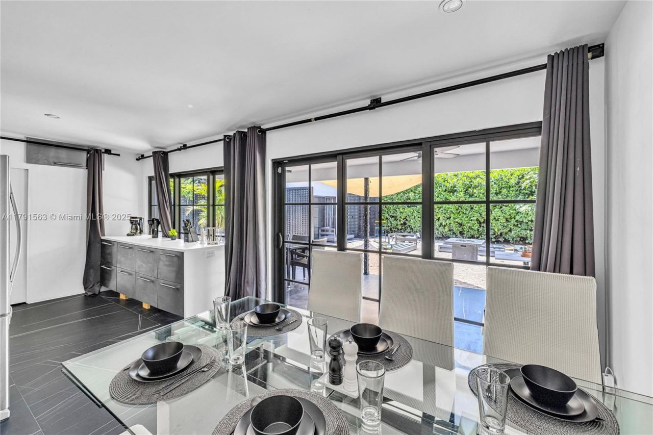 560 NW 116th Ter, Miami, FL 33168 Photo