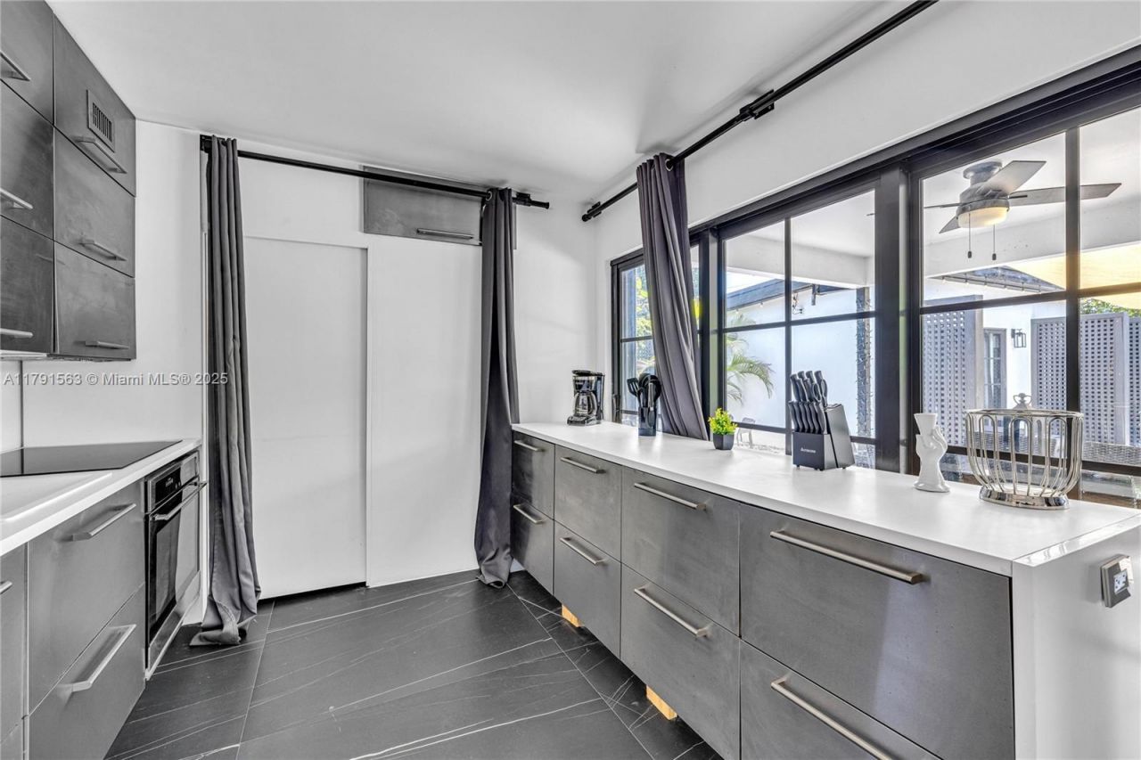 560 NW 116th Ter, Miami, FL 33168 Photo