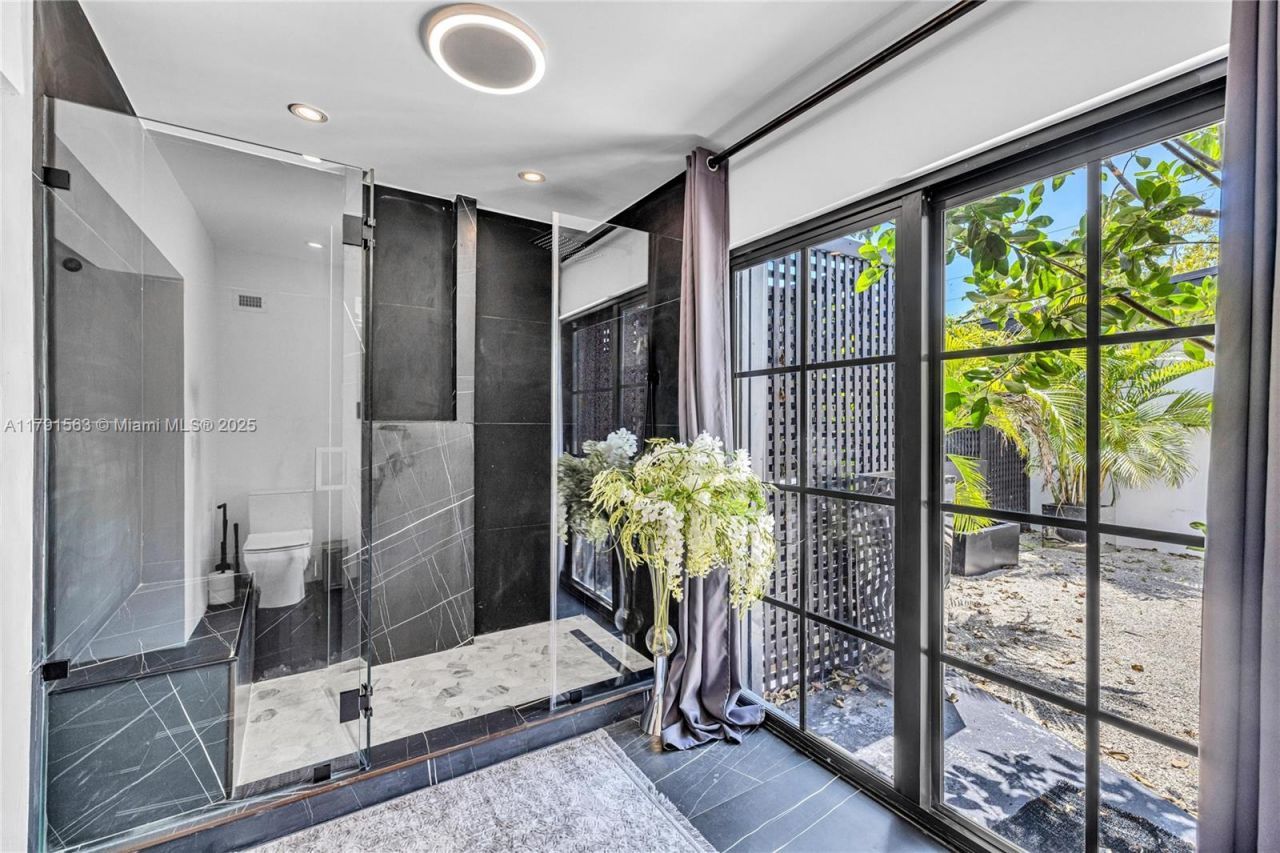 560 NW 116th Ter, Miami, FL 33168 Photo