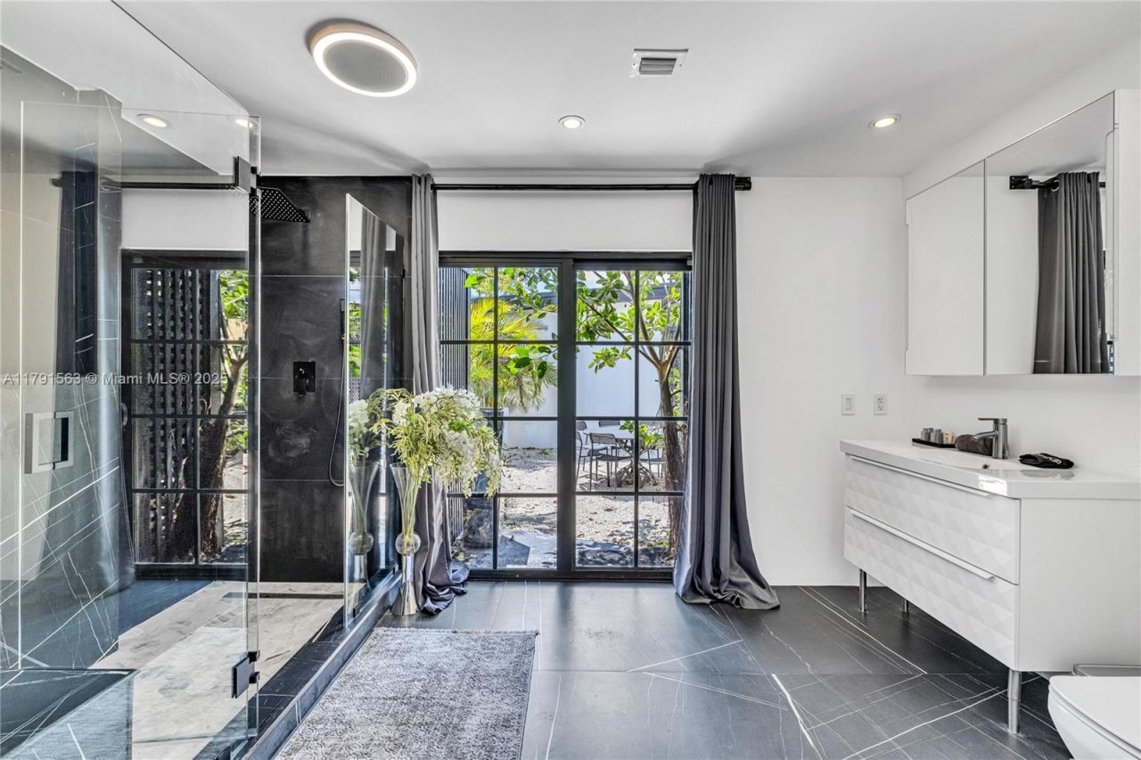 560 NW 116th Ter, Miami, FL 33168 Photo