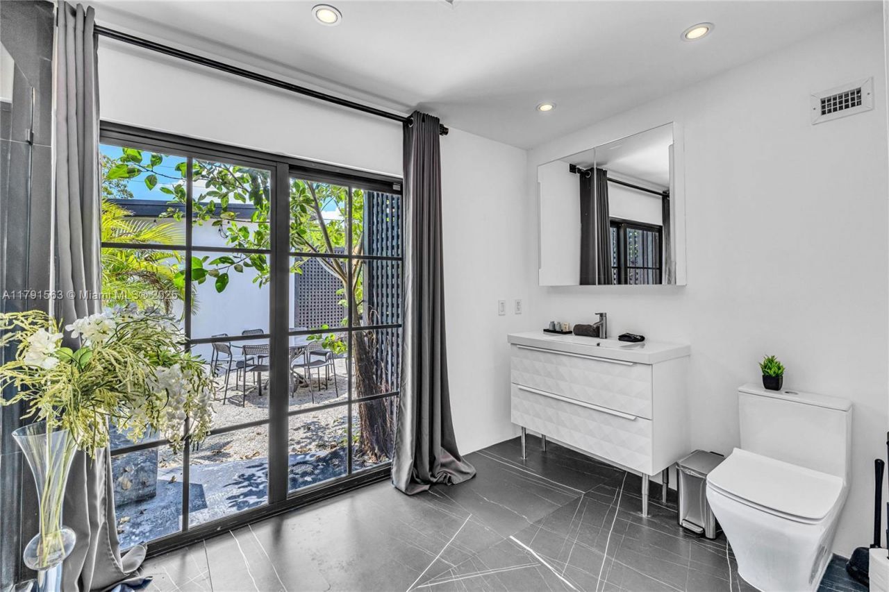 560 NW 116th Ter, Miami, FL 33168 Photo