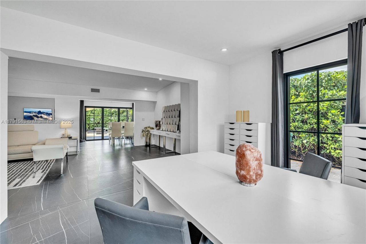 560 NW 116th Ter, Miami, FL 33168 Photo