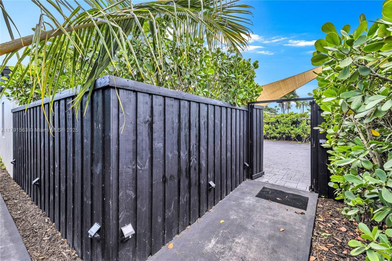 560 NW 116th Ter, Miami, FL 33168 Photo