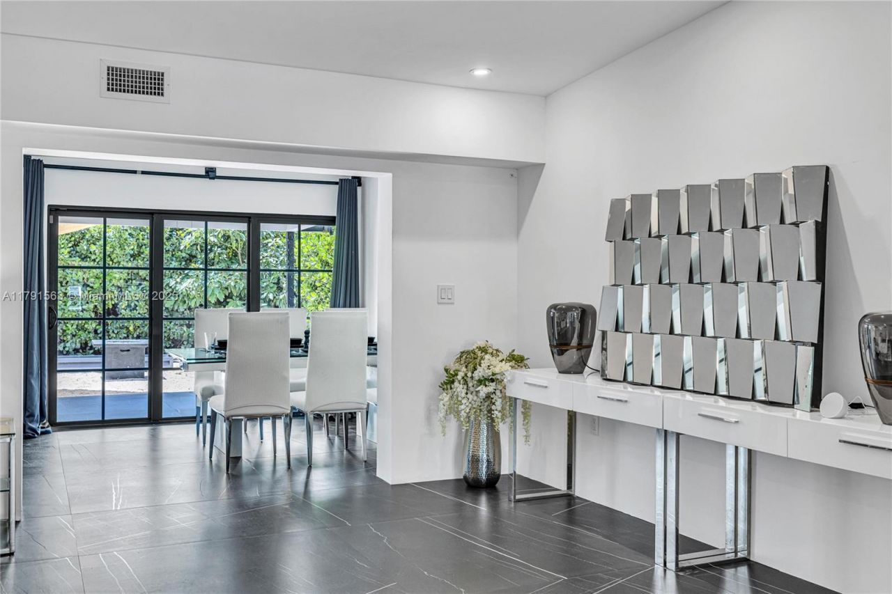 560 NW 116th Ter, Miami, FL 33168 Photo